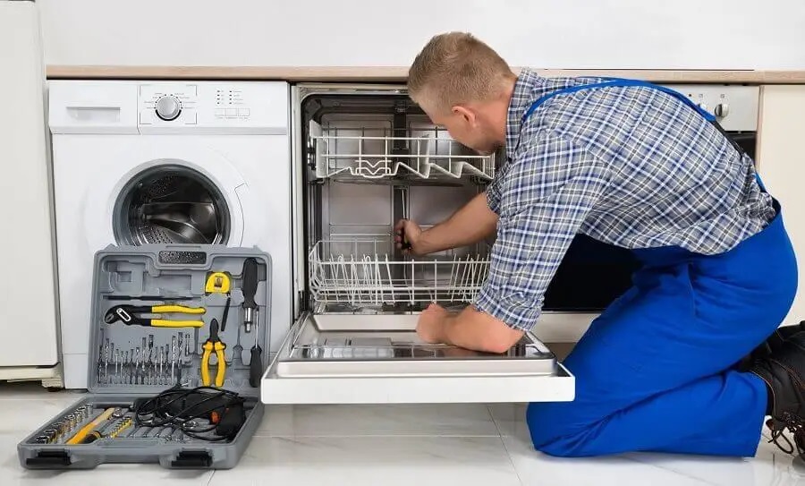 Kazan Vaillant servisi teknisyen ekibi beyaz eşya tamiri yaparken